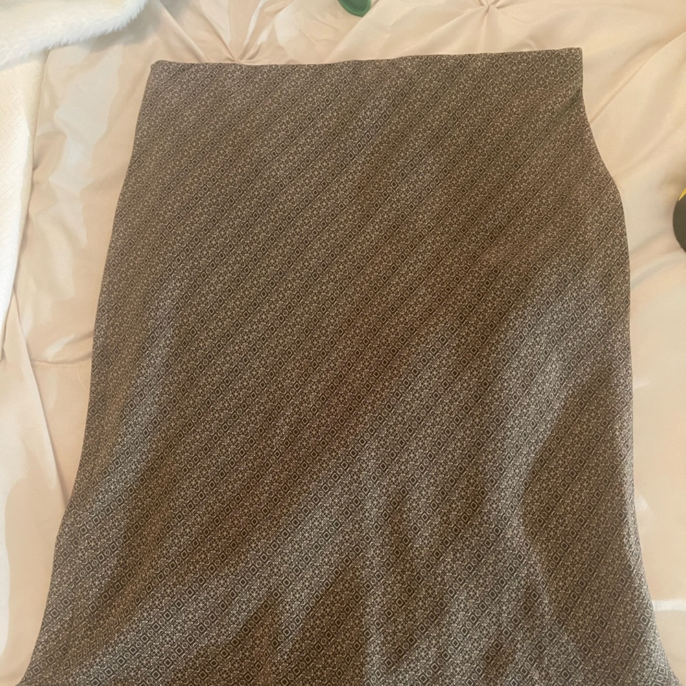 Max studio 100% silk, below the knee length pull on skirt dark brown with tan
